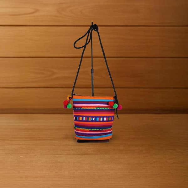  กระเป๋าสะพายข้างลายจิกเชียงราย 